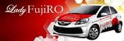 Banner promosi Lady FujiRO dengan mobil dan slogan air minum berkualitas