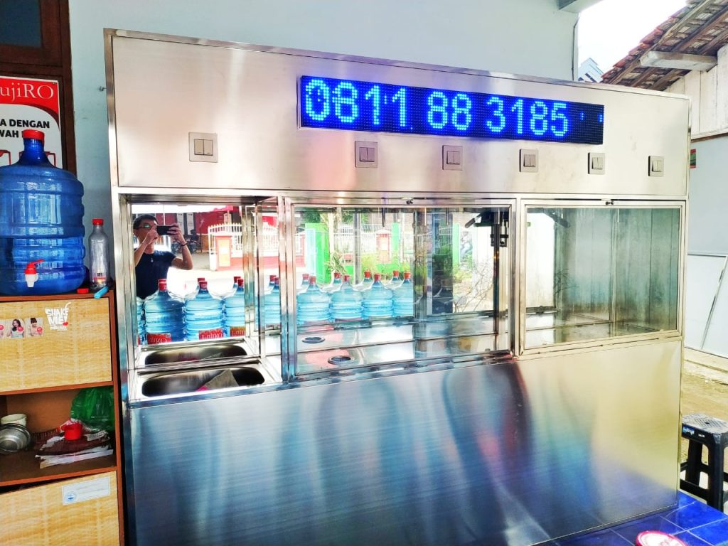 Lemari stainless steel FujiRO untuk depot air minum modern dengan sistem cuci, bilas, dan pengisian galon higienis sesuai standar SNI dan BPOM