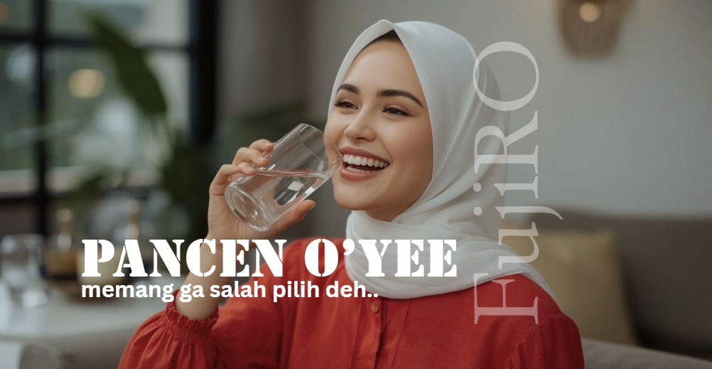 Wanita muda berjilbab minum air dengan senyum bahagia, promosi mesin RO FujiRO untuk usaha air minum berkualitas